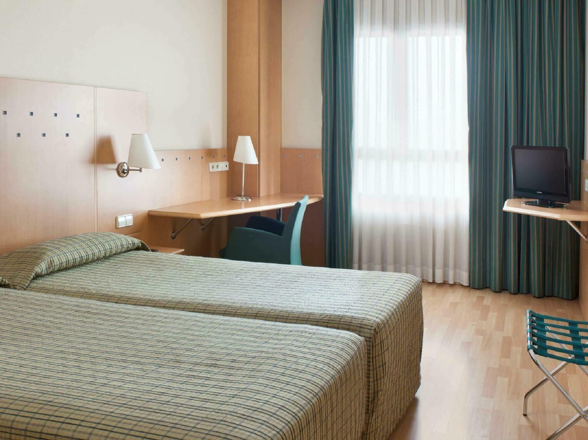 เอ็นเอช เลกาเนส Hotel ภายนอก รูปภาพ